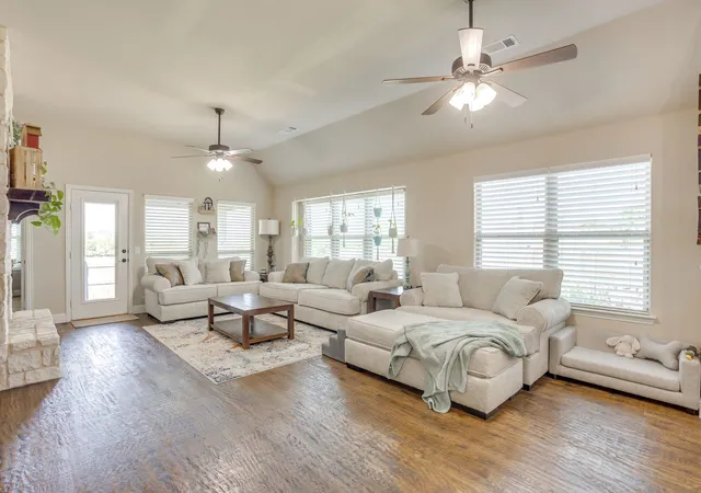 Photo 4 of Sale Pending at 106 Hannah Ct, Weatherford, TX 76085 | MLS# 21344035 | Listing updated on 2026-08-25
