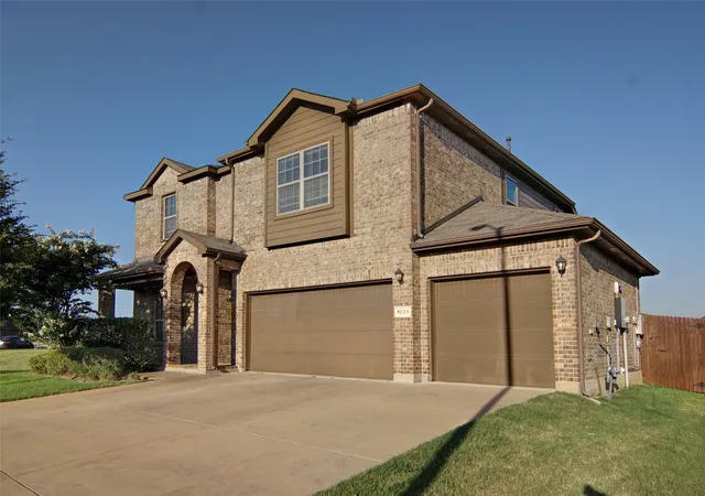 Photo 3 of Single family home for sale at 1220 Beestone Dr, Fort Worth, TX 76131 | MLS# 21345177 | Listing updated on 2026-10-01