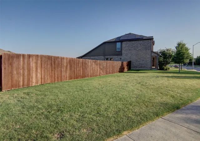 Photo 3 of Single family home for sale at 1220 Beestone Dr, Fort Worth, TX 76131 | MLS# 21345177 | Listing updated on 2026-10-01