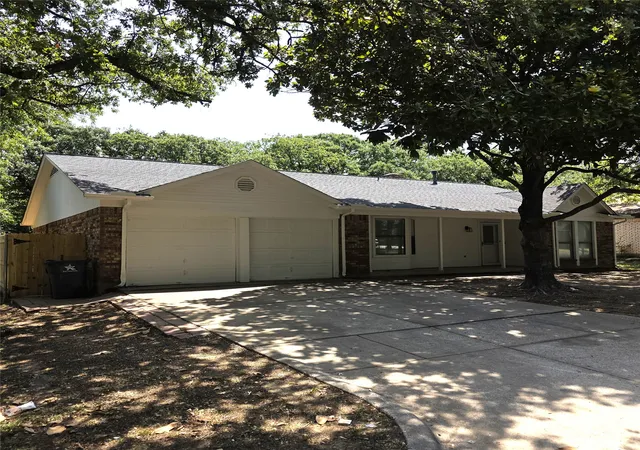 Photo 2 of Single family home for sale at 5525 Parliament Dr, Arlington, TX 76017 | MLS# 21346330 | Listing updated on 2026-10-06