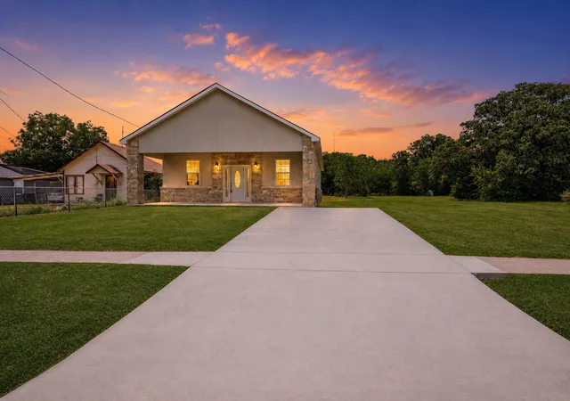 Photo 1 of Single family home for sale at 324 Tennessee St, Graham, TX 76450 | MLS# 21346411 | Listing updated on 2026-08-03