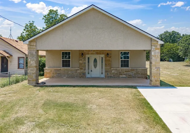 Photo 2 of Single family home for sale at 324 Tennessee St, Graham, TX 76450 | MLS# 21346411 | Listing updated on 2026-08-03