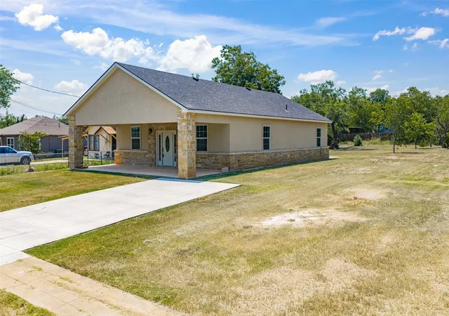 Photo 3 of Single family home for sale at 324 Tennessee St, Graham, TX 76450 | MLS# 21346411 | Listing updated on 2026-08-03