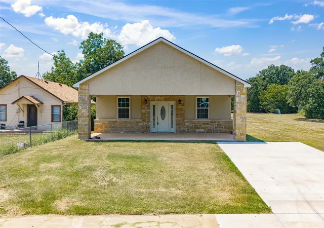 Photo 3 of Single family home for sale at 324 Tennessee St, Graham, TX 76450 | MLS# 21346411 | Listing updated on 2026-08-03