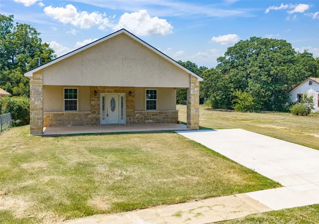 Photo 4 of Single family home for sale at 324 Tennessee St, Graham, TX 76450 | MLS# 21346411 | Listing updated on 2026-08-03