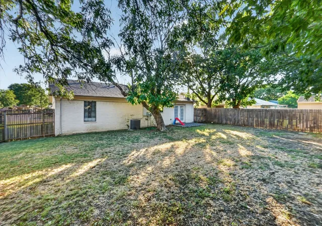 Photo 4 of Single family home for sale at 1200 E Georgian Rd, Fort Worth, TX 76179 | MLS# 21344007 | Listing updated on 2026-09-29