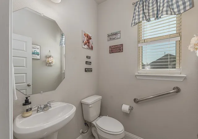 Photo 4 of Single family home for sale at 102 Highedge Dr, Rockwall, TX 75087 | MLS# 21343123 | Listing updated on 2026-10-02