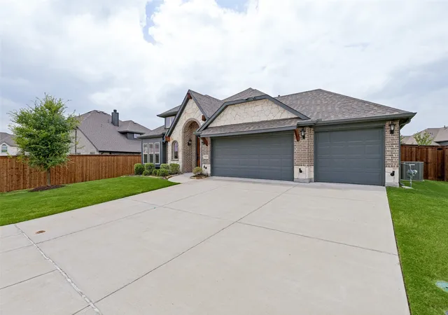 Photo 2 of Single family home for sale at 5405 Pooley Ln, Mc Kinney, TX 75071 | MLS# 21345460 | Listing updated on 2026-08-31