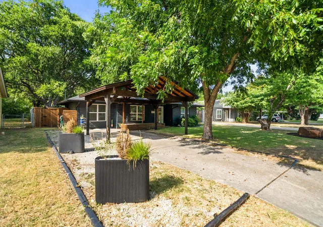 Single family home for sale at 702 Crescent St, Denton, TX 76201 | MLS# 21324291