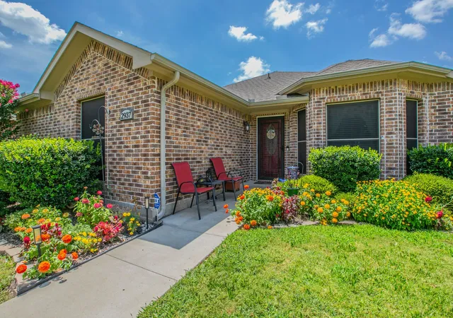 Photo 1 of Sale Pending at 2937 Mayfair Ln, Lancaster, TX 75134 | MLS# 21346482 | Listing updated on 2026-08-20