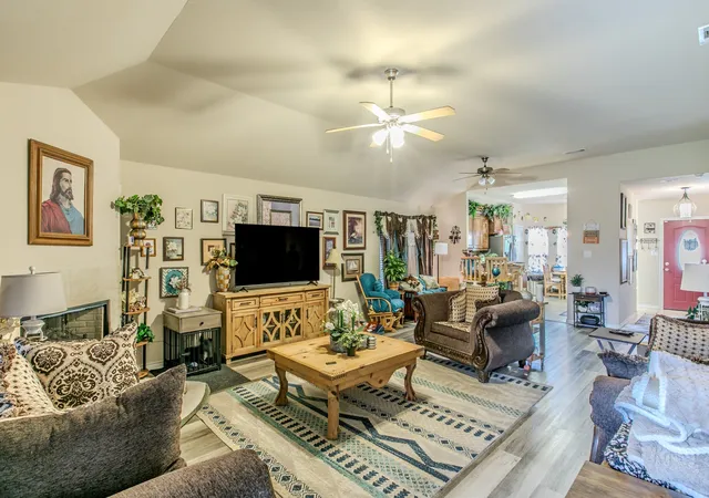 Photo 4 of Sale Pending at 2937 Mayfair Ln, Lancaster, TX 75134 | MLS# 21346482 | Listing updated on 2026-08-20