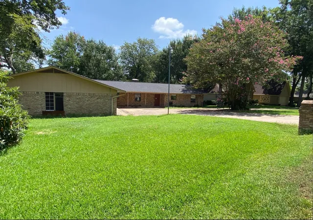 Photo 1 of Single family home for sale at 186 1st Oak Dr, Mabank, TX 75156 | MLS# 21341075 | Listing updated on 2026-08-27