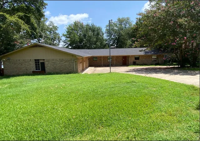 Photo 2 of Single family home for sale at 186 1st Oak Dr, Mabank, TX 75156 | MLS# 21341075 | Listing updated on 2026-08-27