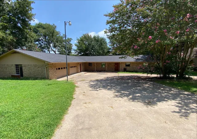 Photo 3 of Single family home for sale at 186 1st Oak Dr, Mabank, TX 75156 | MLS# 21341075 | Listing updated on 2026-08-27
