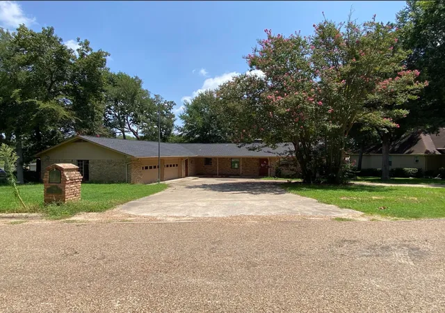 Photo 3 of Single family home for sale at 186 1St Oak Dr, Mabank, TX 75156 | MLS# 21341075 | Listing updated on 2026-08-27