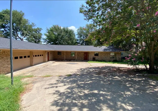 Photo 4 of Single family home for sale at 186 1St Oak Dr, Mabank, TX 75156 | MLS# 21341075 | Listing updated on 2026-08-27
