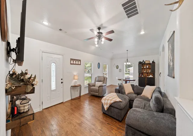 Photo 4 of Single family home for sale at 308 E 8Th St, Kaufman, TX 75142 | MLS# 21346568 | Listing updated on 2026-10-06