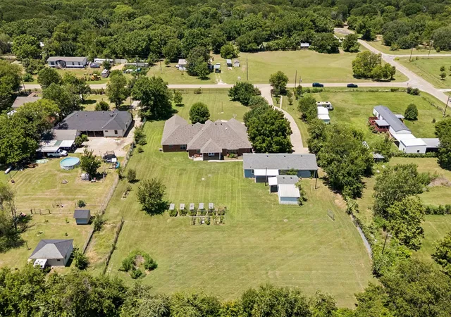 Photo 3 of Single family home for sale at 2412 Chickering Rd, Cleburne, TX 76031 | MLS# 21345938 | Listing updated on 2026-09-04