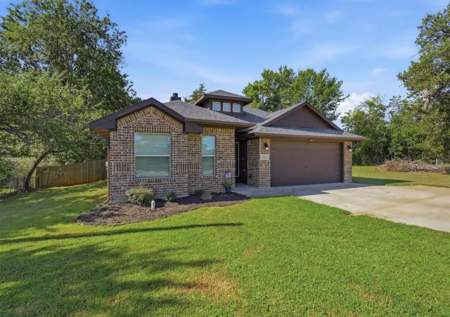Photo 2 of Single family home for sale at 3020 W Loy Lake Rd, Denison, TX 75020 | MLS# 21343098 | Listing updated on 2026-08-31