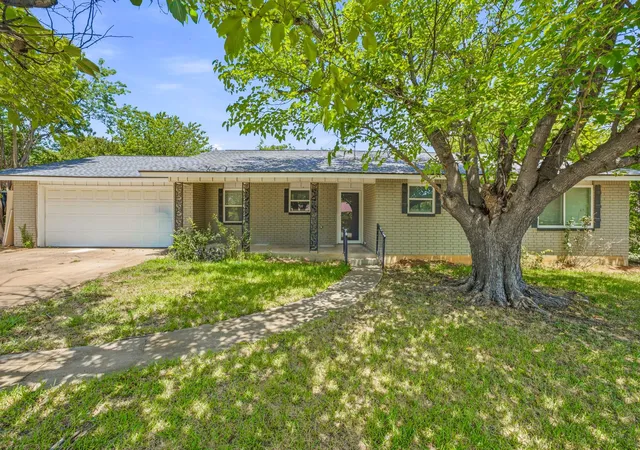 Photo 2 of Sale Pending at 1085 West Park St, Stephenville, TX 76401 | MLS# 21345778 | Listing updated on 2026-10-07