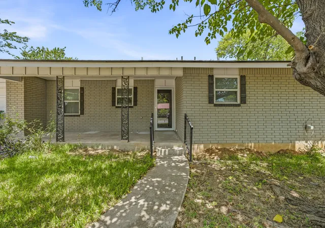 Photo 3 of Single family home for sale at 1085 West Park St, Stephenville, TX 76401 | MLS# 21345778 | Listing updated on 2026-08-21