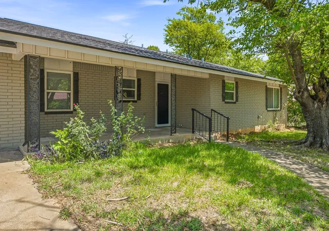 Photo 3 of Sale Pending at 1085 West Park St, Stephenville, TX 76401 | MLS# 21345778 | Listing updated on 2026-10-07