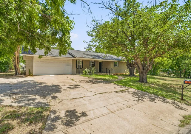 Photo 4 of Sale Pending at 1085 West Park St, Stephenville, TX 76401 | MLS# 21345778 | Listing updated on 2026-10-07