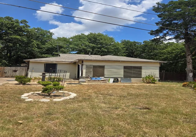 Photo 1 of Sale Pending at 8409 Kingsfield Rd, Dallas, TX 75217 | MLS# 21346312 | Listing updated on 2026-08-28