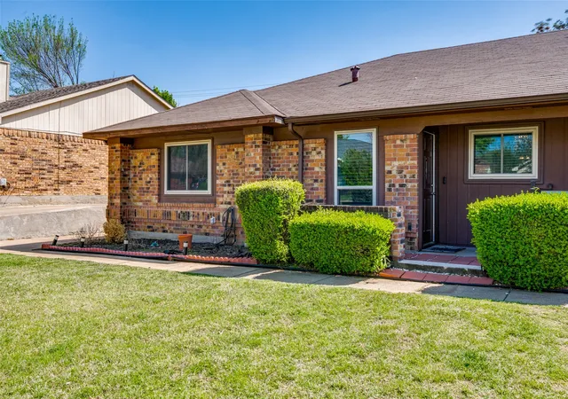 Photo 3 of Sale Pending at 109 Hickory Springs Dr, Euless, TX 76039 | MLS# 21346609 | Listing updated on 2026-09-01