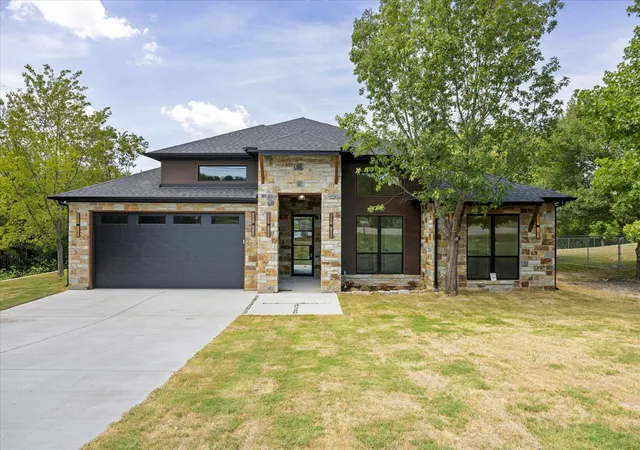 Photo 1 of Sale Pending at 210 Knob Hill Dr, Granbury, TX 76048 | MLS# 21346152 | Listing updated on 2026-10-06