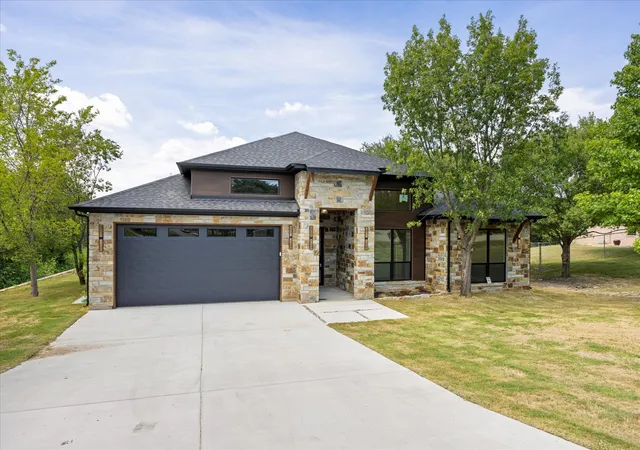 Photo 2 of Sale Pending at 210 Knob Hill Dr, Granbury, TX 76048 | MLS# 21346152 | Listing updated on 2026-10-06