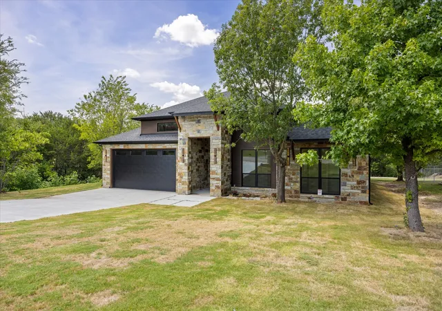 Photo 3 of Sale Pending at 210 Knob Hill Dr, Granbury, TX 76048 | MLS# 21346152 | Listing updated on 2026-10-06