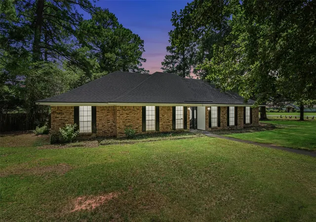 Photo 1 of Sale Pending at 6885 N Park Dr, Shreveport, LA 71107 | MLS# 21345611 | Listing updated on 2026-08-10