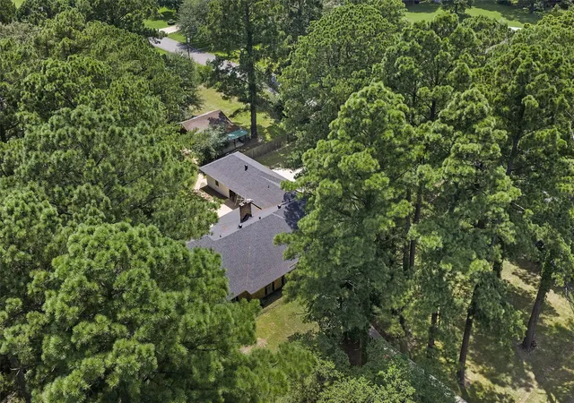 Photo 3 of Sale Pending at 6885 N Park Dr, Shreveport, LA 71107 | MLS# 21345611 | Listing updated on 2026-08-10