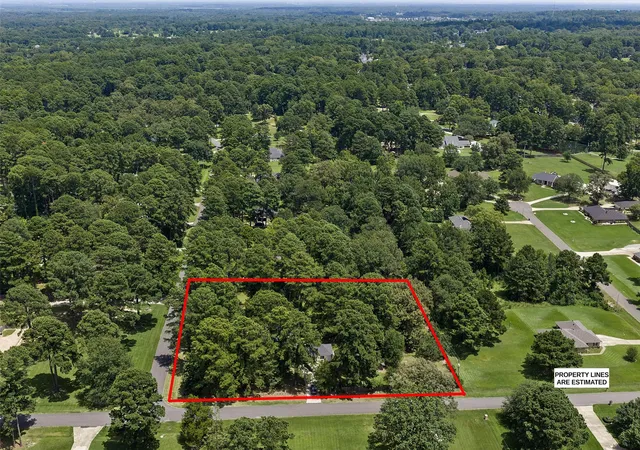Photo 4 of Sale Pending at 6885 N Park Dr, Shreveport, LA 71107 | MLS# 21345611 | Listing updated on 2026-08-10