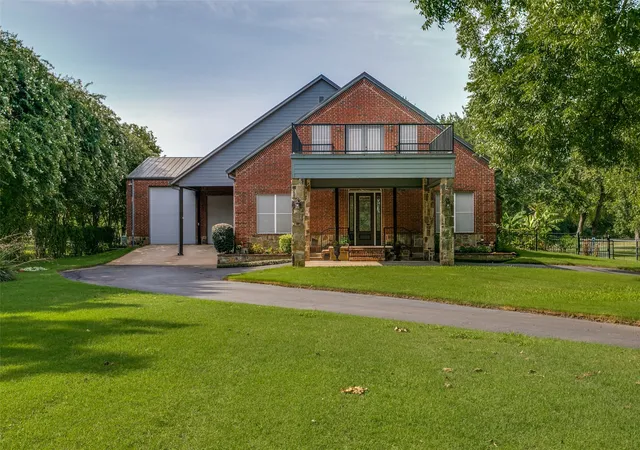 Photo 1 of Single family home for sale at 1290 Fox Ln, Burleson, TX 76028 | MLS# 21345071 | Listing updated on 2026-08-22