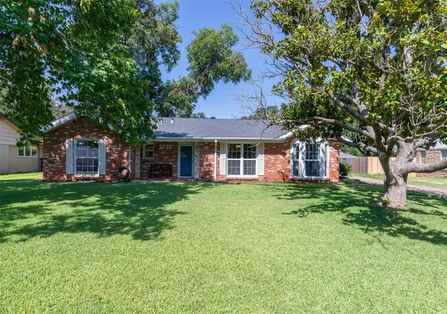 Photo 2 of Sale Pending at 2032 Regent Dr, Abilene, TX 79605 | MLS# 21346811 | Listing updated on 2026-08-21