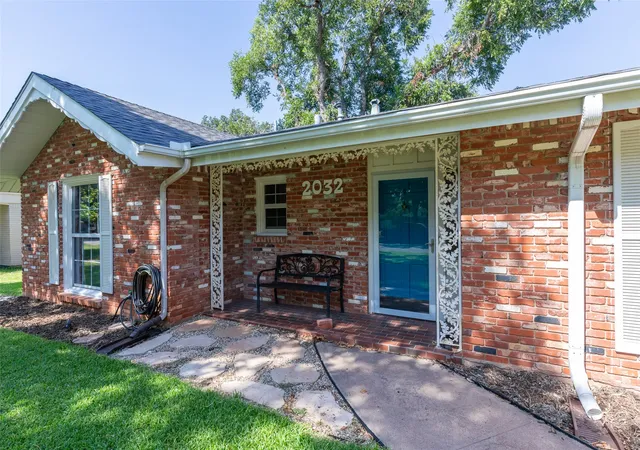 Photo 3 of Sale Pending at 2032 Regent Dr, Abilene, TX 79605 | MLS# 21346811 | Listing updated on 2026-08-21