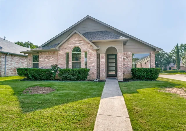 Photo 4 of Single family home for sale at 2212 Silverthorn Ln, Flower Mound, TX 75028 | MLS# 21346290 | Listing updated on 2026-08-31