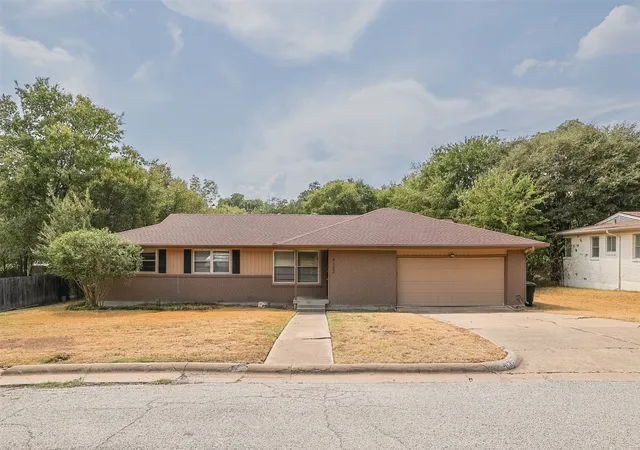 Photo 2 of Single family home for sale at 4132 Middlebrook Rd, Fort Worth, TX 76116 | MLS# 21343724 | Listing updated on 2026-09-25