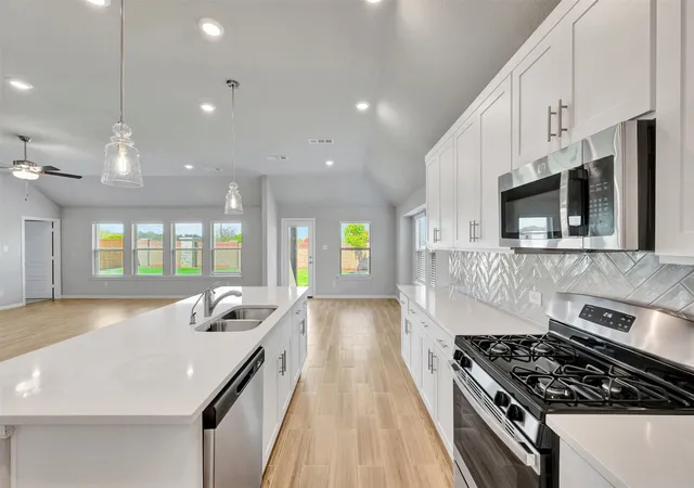 Photo 3 of Single family home for sale at 122 Hudson Ln, Justin, TX 76247 | MLS# 21340553 | Listing updated on 2026-10-08