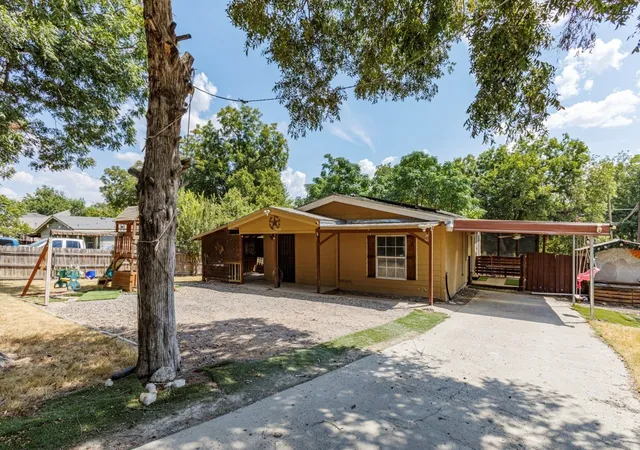 Single family home for sale at 2802 Gooch St, Dallas, TX 75241 | MLS# 21346882