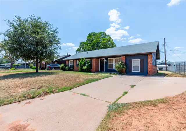 Photo 2 of Single family home for sale at 2152 Westview Dr, Abilene, TX 79603 | MLS# 21346881 | Listing updated on 2026-10-08