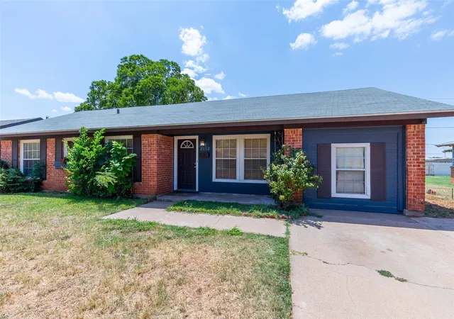 Photo 3 of Single family home for sale at 2152 Westview Dr, Abilene, TX 79603 | MLS# 21346881 | Listing updated on 2026-10-08