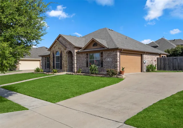 Photo 3 of Single family home for sale at 915 Sage Meadow Dr, Glenn Heights, TX 75154 | MLS# 21346580 | Listing updated on 2026-10-07
