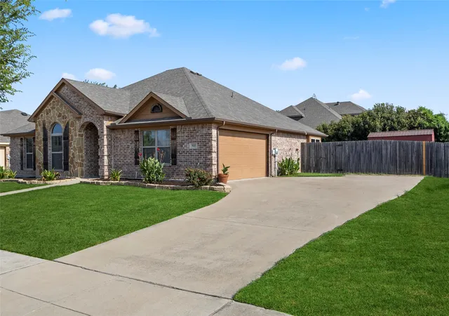 Photo 4 of Single family home for sale at 915 Sage Meadow Dr, Glenn Heights, TX 75154 | MLS# 21346580 | Listing updated on 2026-10-07