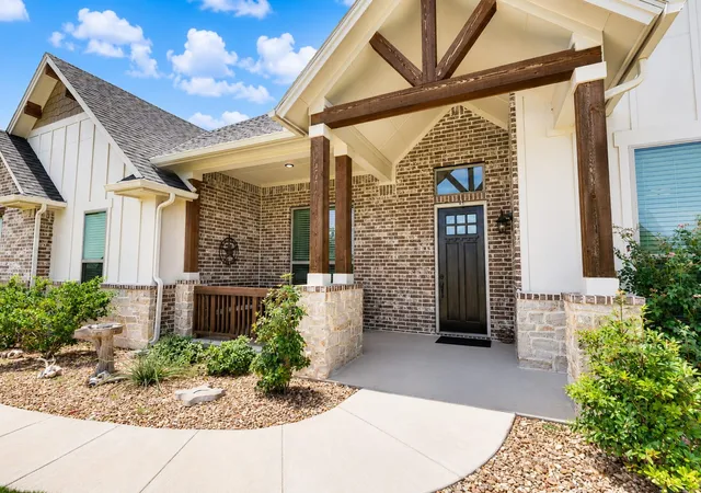 Photo 3 of Single family home for sale at 430 Solo Ridge Dr, Waxahachie, TX 75167 | MLS# 21344242 | Listing updated on 2026-08-06
