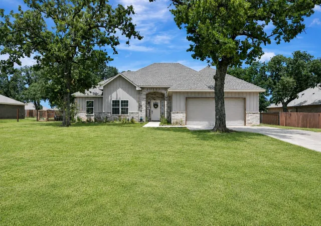 Photo 1 of Single family home for sale at 917 E 3rd St, Springtown, TX 76082 | MLS# 21346853 | Listing updated on 2026-08-17