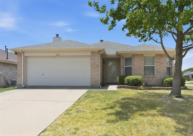 Photo 1 of Single family home for sale at 1065 Triple Crown Dr, Fort Worth, TX 76179 | MLS# 21346908 | Listing updated on 2026-08-20