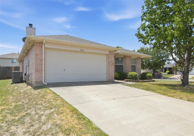 Photo 2 of Single family home for sale at 1065 Triple Crown Dr, Fort Worth, TX 76179 | MLS# 21346908 | Listing updated on 2026-08-20
